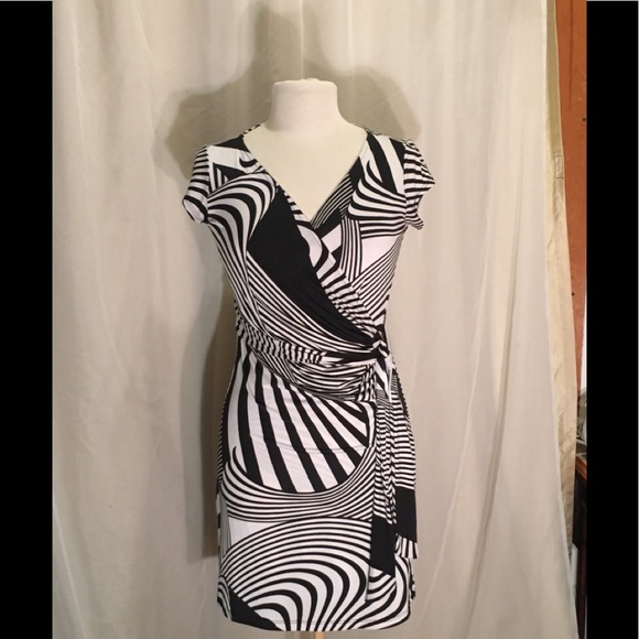 Moa Moa Dresses & Skirts - Moa Moa Graphic Print Wrap Dress size M